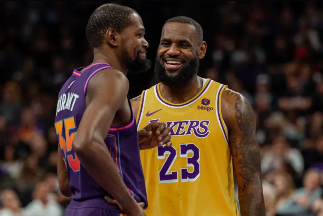 巴黎奧運:詹皇“灑粉儀式”意外波及 KD,搞笑畫面引網友熱議